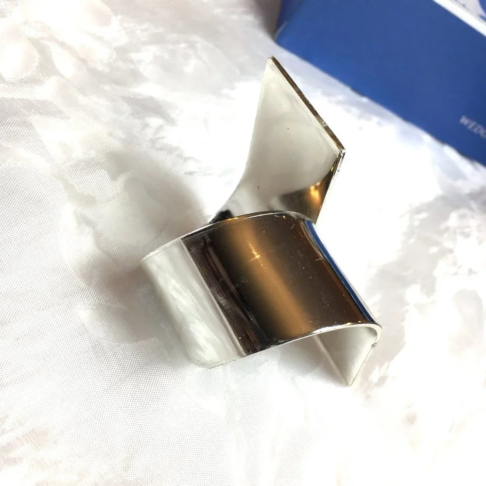 * Wedgewood Silver Abstract Contempory Napkin Rings Set of 4 NWT